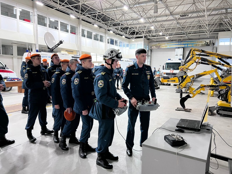 Курсанты первого курса Академии гражданской защиты МЧС России побывали с экскурсией в Центре «Лидер»