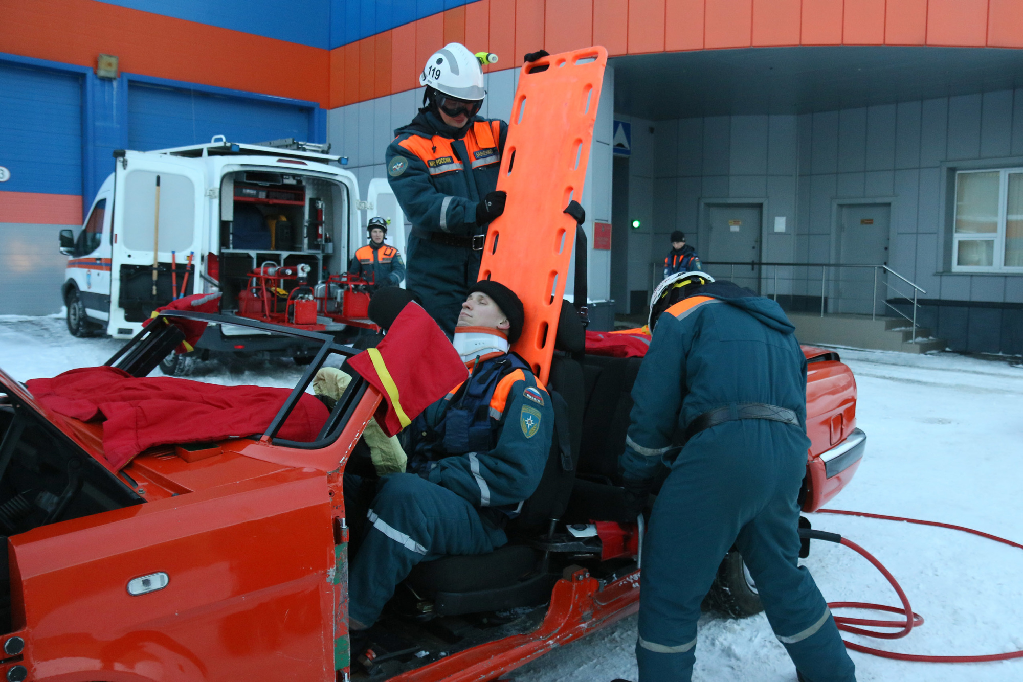 Проведение занятий с личным составом дежурной смены и расчета РХР - Новости  - ФГКУ «Центр по проведению спасательных операций особого риска «Лидер»