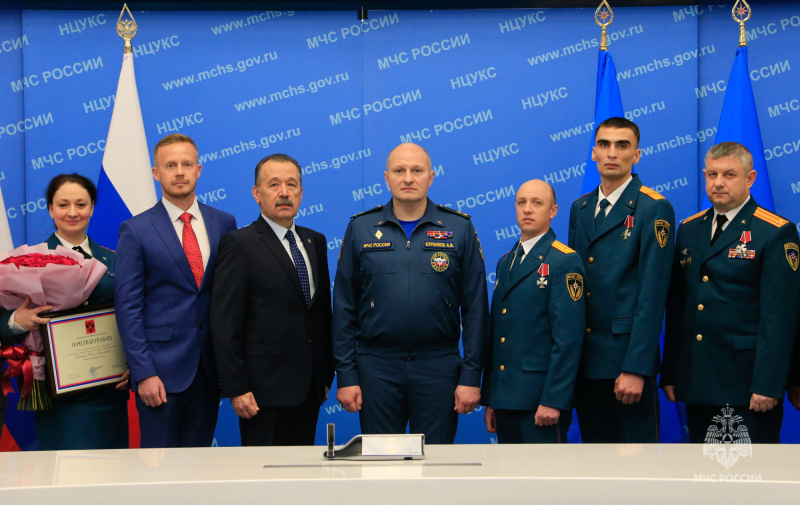 Александр Куренков вручил государственные награды личному составу ведомства