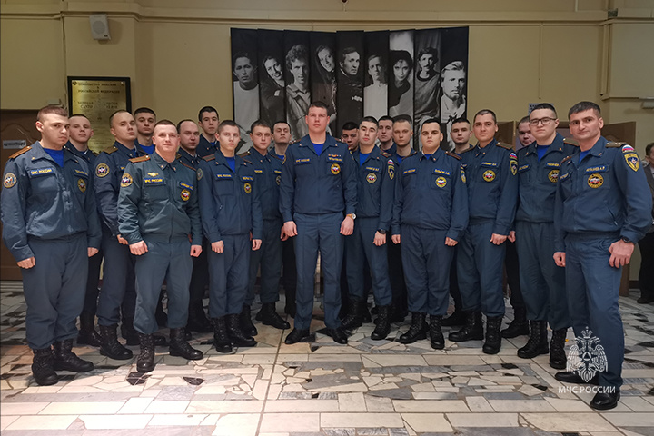 Личный состав военнослужащих по призыву побывал на спектакле