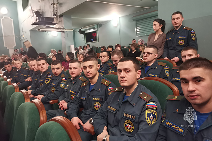 Личный состав военнослужащих по призыву побывал на спектакле