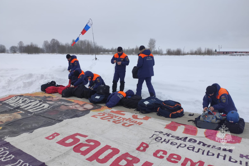 Участие в совместных тренировках и практических занятиях с летными экипажами и спасателями МЧС России