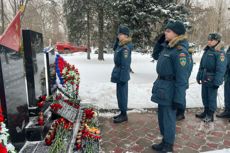 Спасатели Центра «Лидер» возложили цветы к мемориалу в поселении Мосрентген Спасатели Центра «Лидер» возложили цветы к мемориалу в поселении Мосрентген