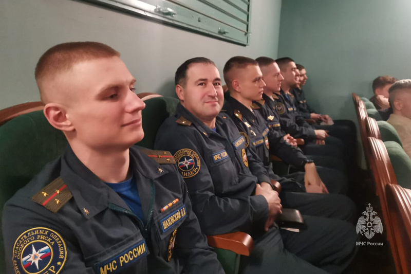 Личный состав военнослужащих по призыву  побывал  на спектакле
