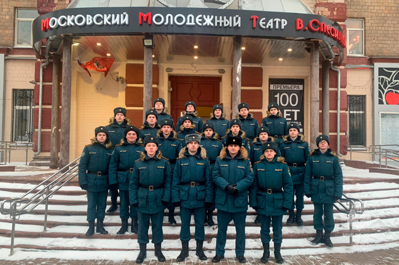 Военнослужащие по призыву посетили молодежный театр имени Вячеслава Спесивцева Военнослужащие по призыву посетили молодежный театр имени Вячеслава Спесивцева