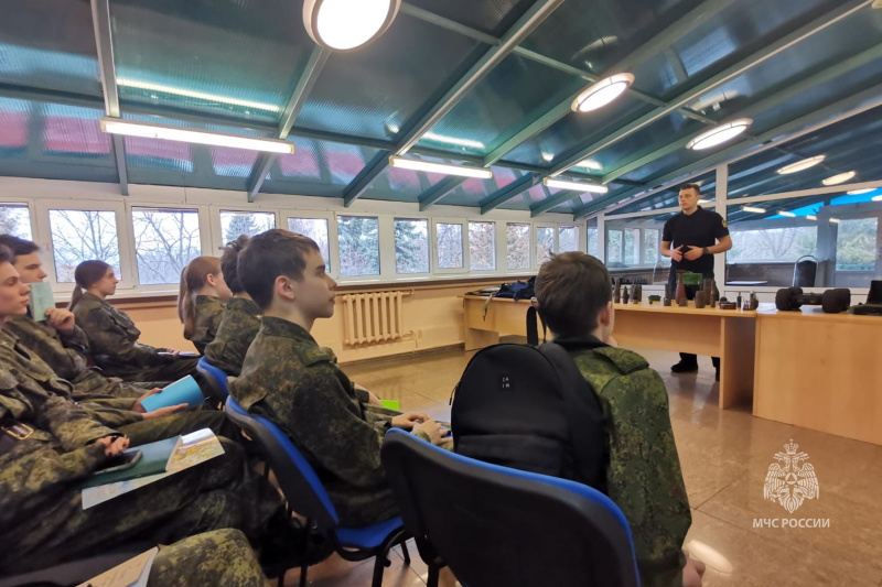Спасатели Центра провели занятия с детьми в пансионате «Солнечный»
