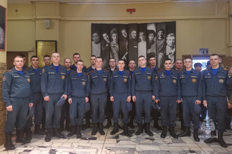 Военнослужащие по призыву посетили молодежный театр имени Вячеслава Спесивцева Военнослужащие по призыву посетили молодежный театр имени Вячеслава Спесивцева