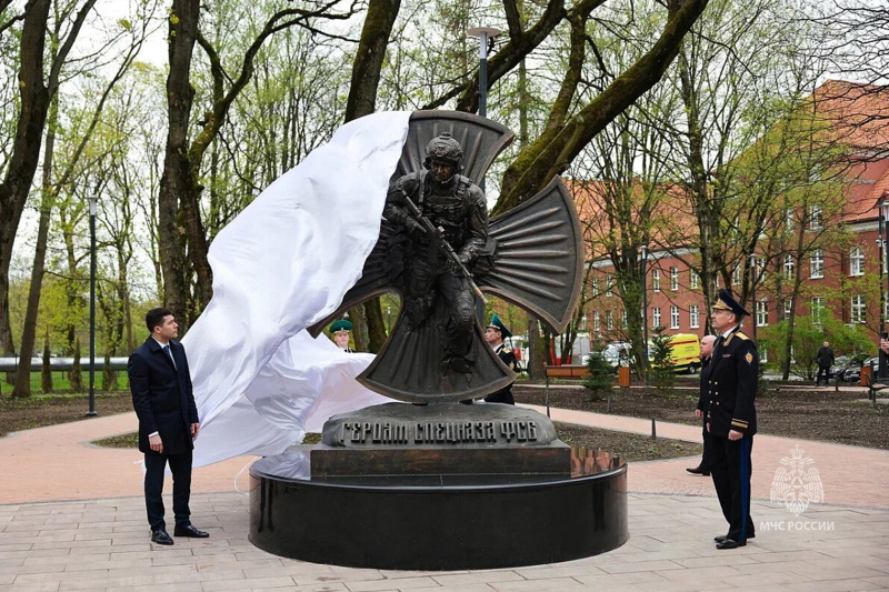 В Калининграде торжественно открыли памятник «Героям спецназа ФСБ России»