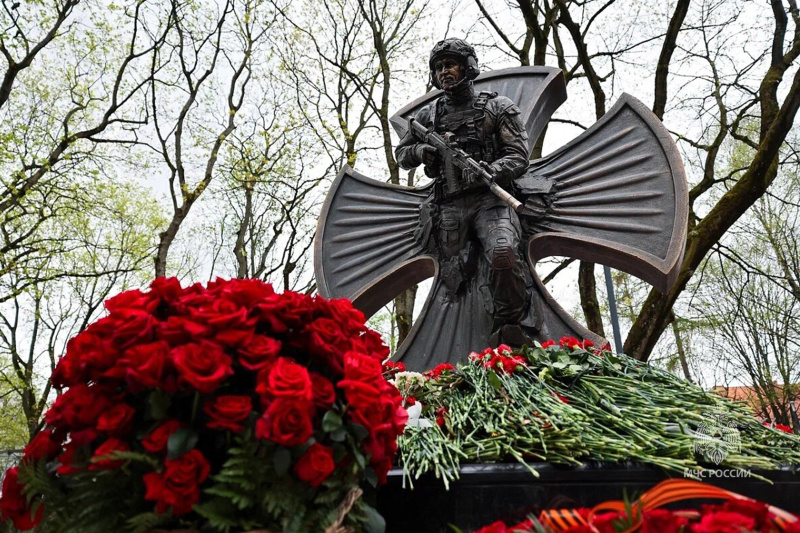 В Калининграде торжественно открыли памятник «Героям спецназа ФСБ России» В Калининграде торжественно открыли памятник «Героям спецназа ФСБ России»