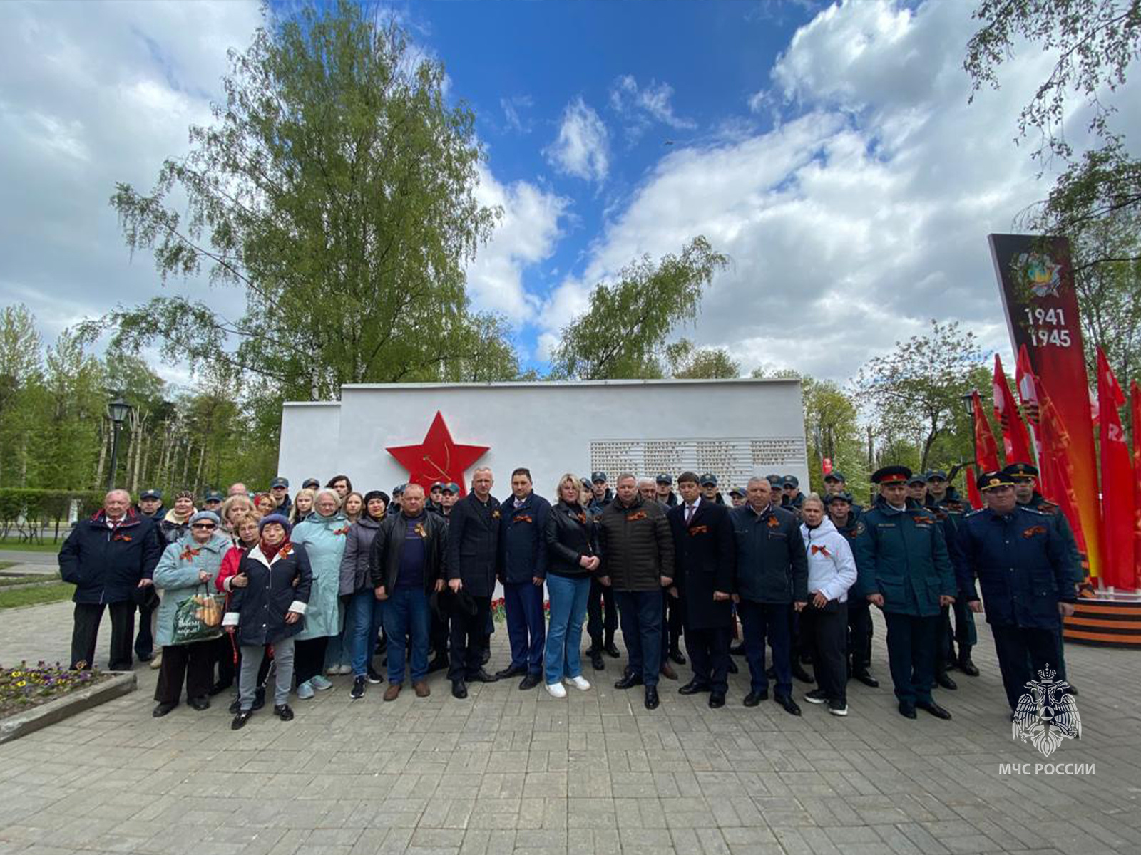 Торжественное возложение цветов и венков к памятнику-монументу ПАВШИМ  ВОИНАМ В ВЕЛИКОЙ ОТЕЧЕСТВЕННОЙ ВОЙНЕ. - Новости - ФГКУ «Центр по проведению  спасательных операций особого риска «Лидер»