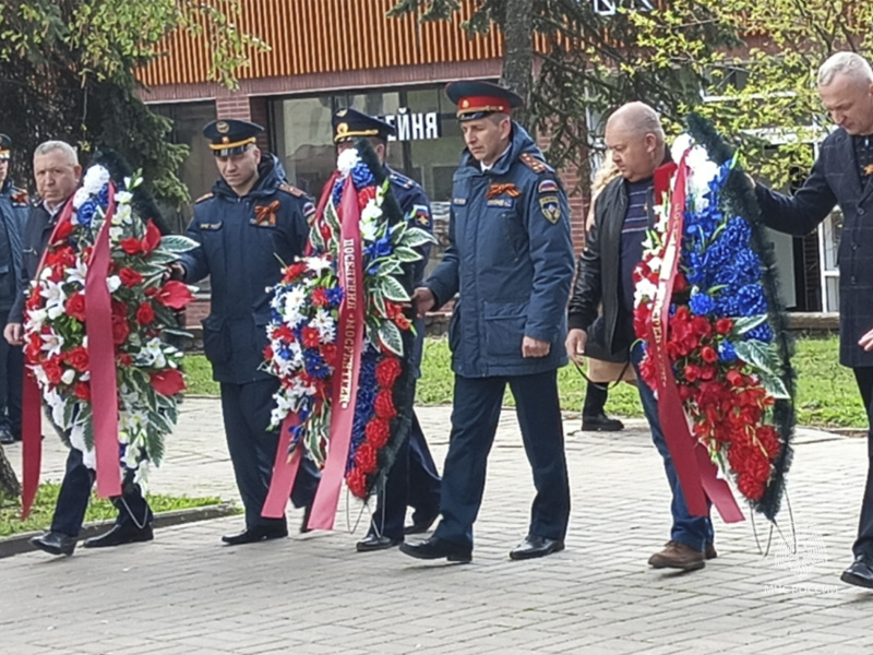 Торжественное возложение цветов и венков  к памятнику-монументу "ПАВШИМ ВОИНАМ В ВЕЛИКОЙ ОТЕЧЕСТВЕННОЙ ВОЙНЕ".