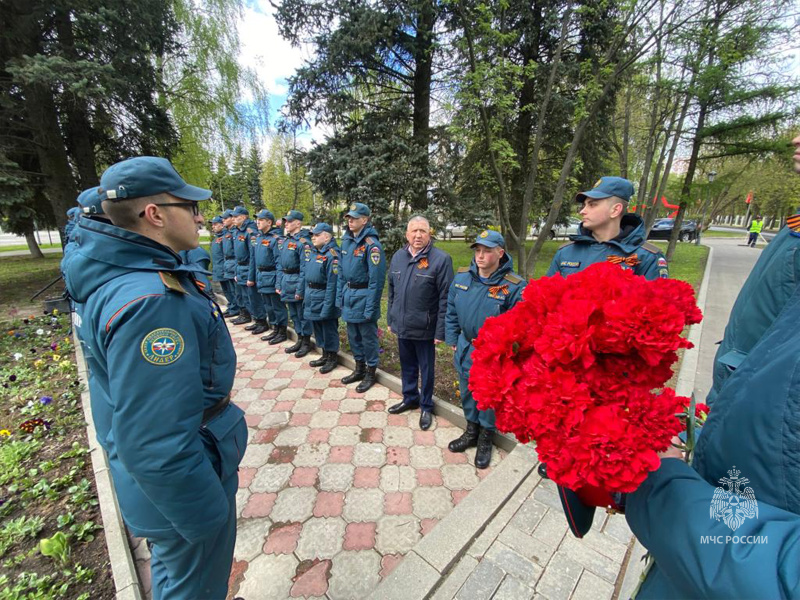 Торжественное возложение цветов и венков  к памятнику-монументу "ПАВШИМ ВОИНАМ В ВЕЛИКОЙ ОТЕЧЕСТВЕННОЙ ВОЙНЕ".