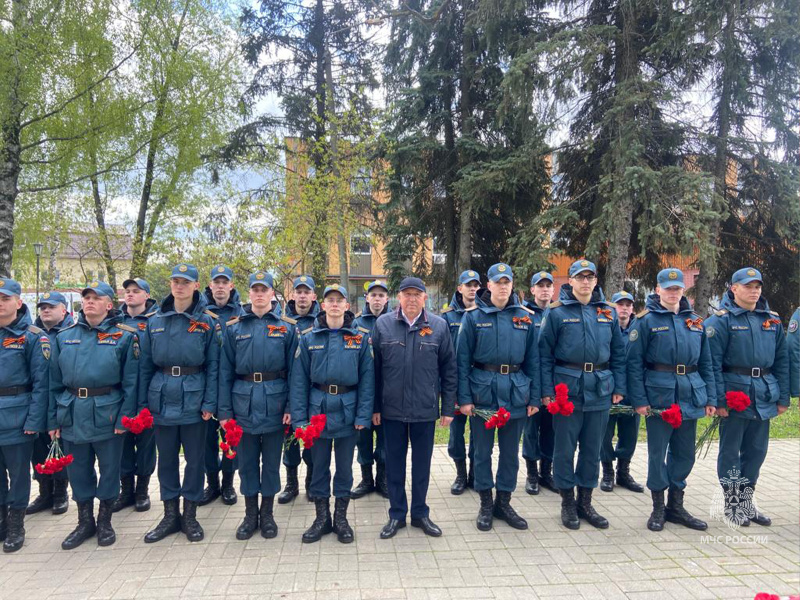 Торжественное возложение цветов и венков  к памятнику-монументу "ПАВШИМ ВОИНАМ В ВЕЛИКОЙ ОТЕЧЕСТВЕННОЙ ВОЙНЕ".