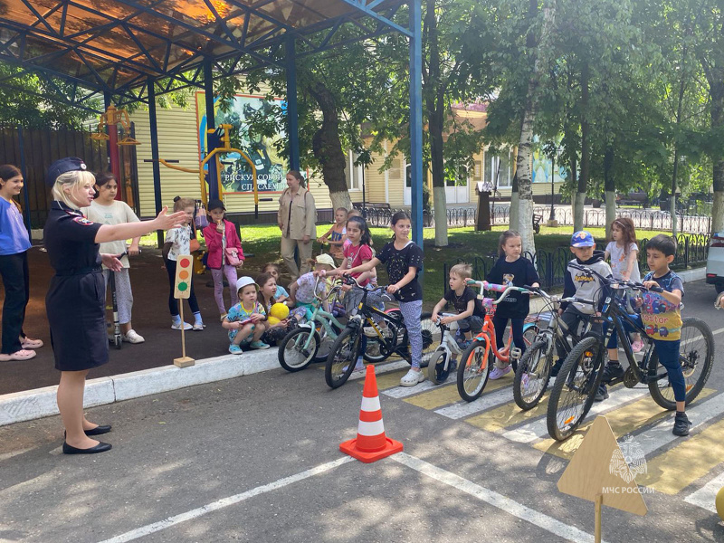 В Центре прошли занятия по безопасности дорожного движения с водительским составом и детьми сотрудников Центра
