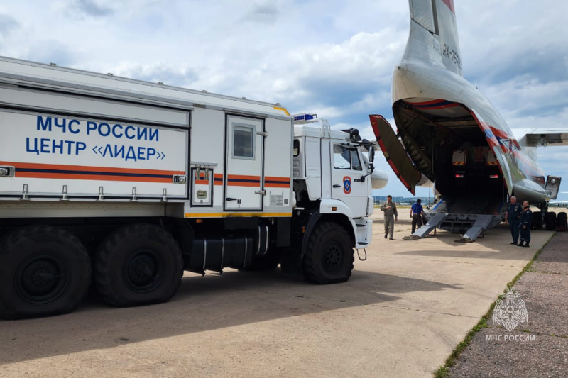 Тренировка по погрузке техники на борт транспортного самолёта ИЛ-76ТД