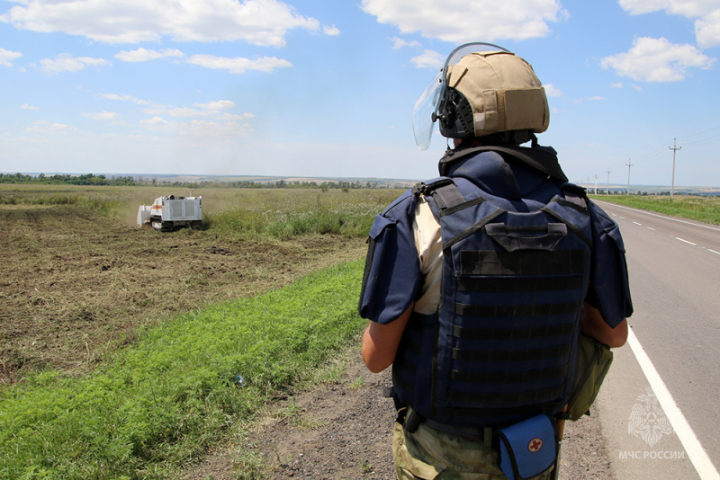 В Тельмановском районе ДНР саперы МЧС России разминируют территорию для строительства новой ж/д линии В Тельмановском районе ДНР саперы МЧС России разминируют территорию для строительства новой ж/д линии