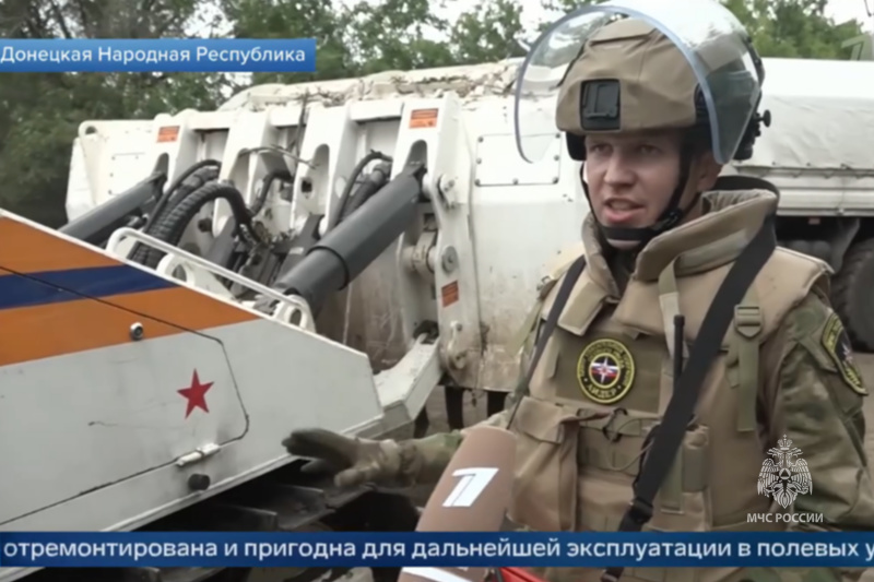 Саперы сводного отряда МЧС разминируют территории в Донбассе. Репортаж Первого канала Саперы сводного отряда МЧС разминируют территории в Донбассе. Репортаж Первого канала
