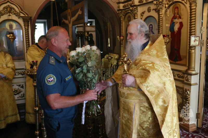 Начальник Центра поздравил с Днем рождения настоятеля Троицкого храма протоиерея Сергия Гуданова Начальник Центра поздравил с Днем рождения настоятеля Троицкого храма протоиерея Сергия Гуданова
