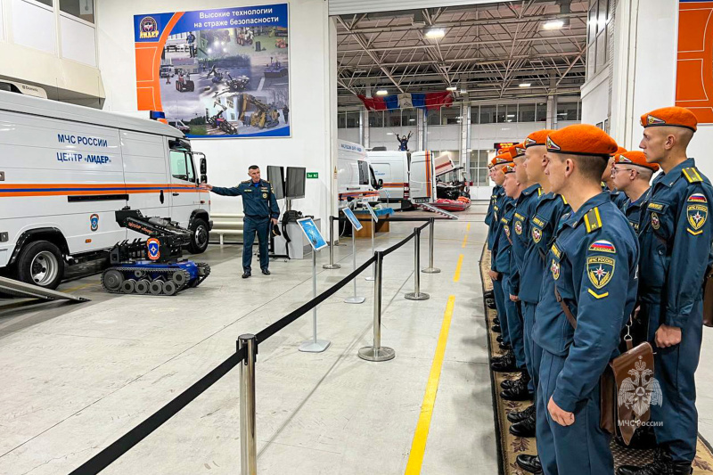 В Центре «Лидер» провели практическое занятие по робототехнике с курсантами АГЗ МЧС России