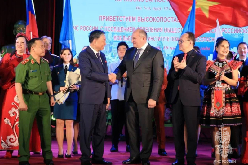 Выступление солистки ВИА "Лидер" Марии Кондратьевой во Вьетнаме