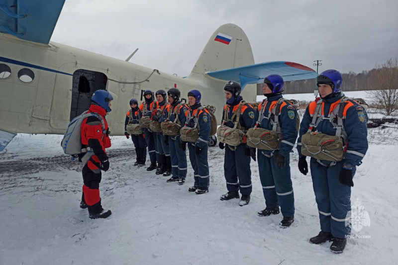 Проведение практических  занятий и совместных тренировок по совершению прыжков с парашютом
