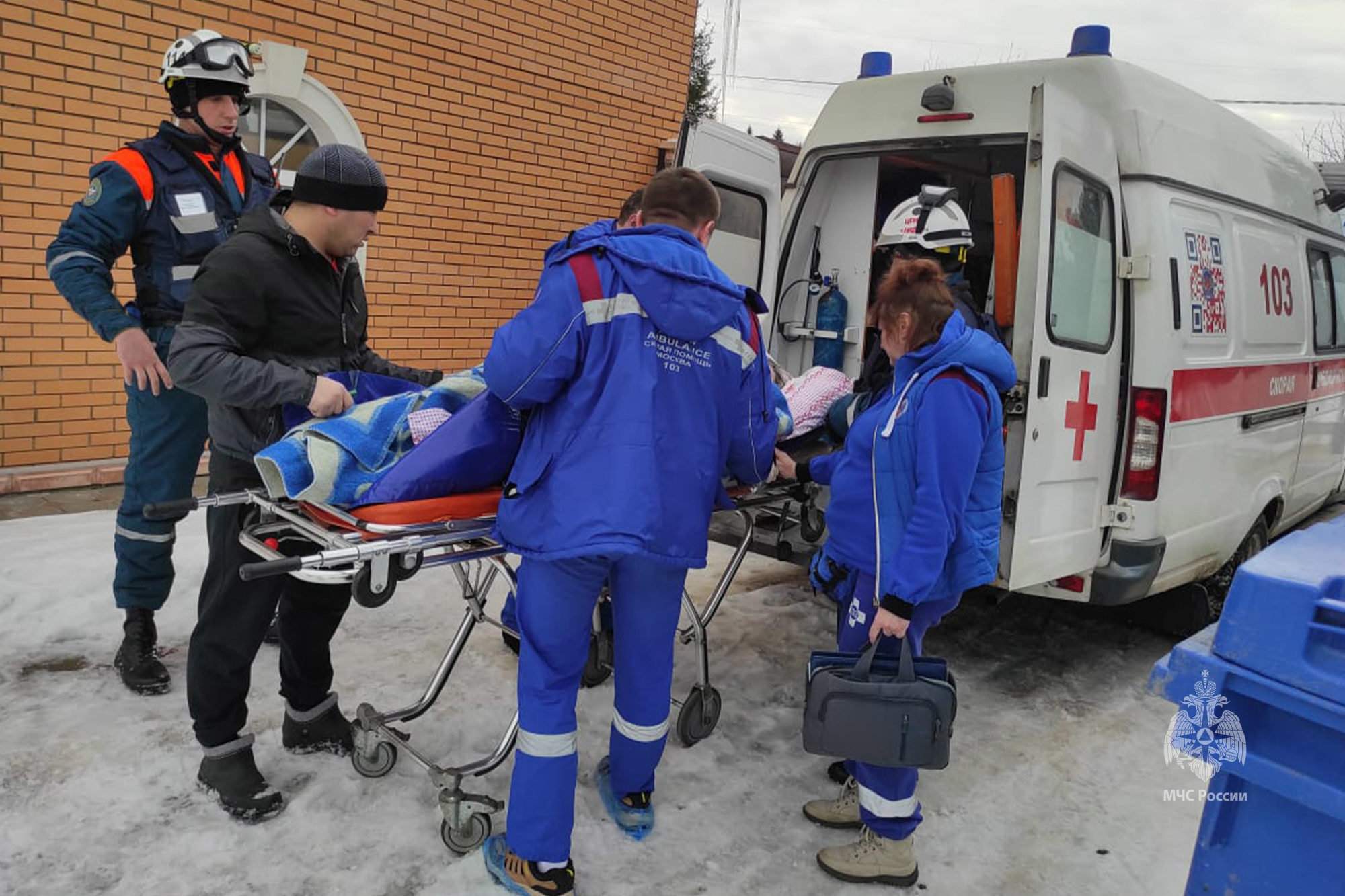 Помощь в транспортировке пострадавшей - Новости - ФГКУ «Центр по проведению  спасательных операций особого риска «Лидер»