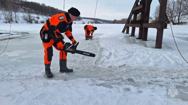 Специалисты Центра "Лидер" проводят взрывы ледового покрытия на реке Дон
