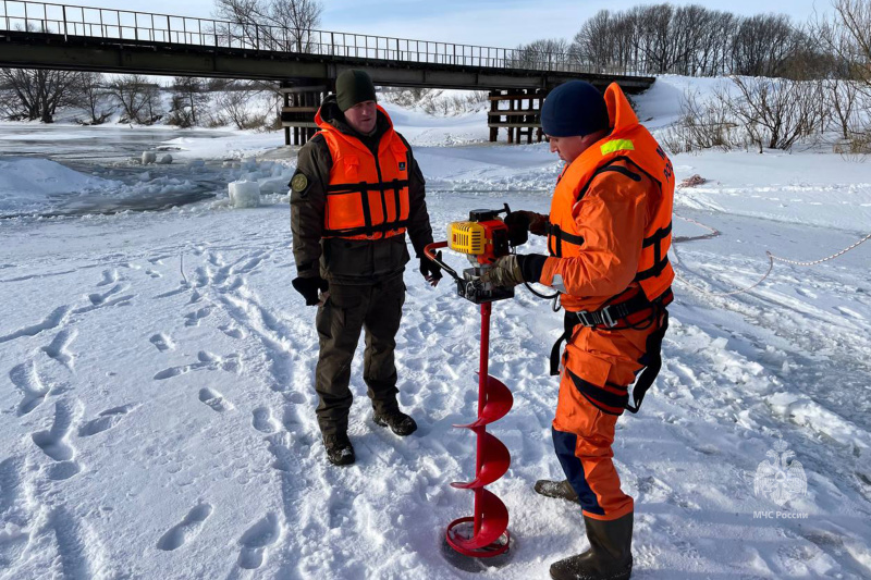 Специалисты Центра "Лидер" проводят взрывы ледового покрытия на реке Дон