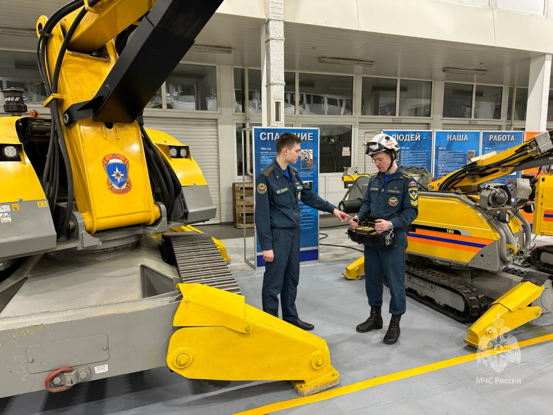 Занятие по робототехническим средствам с курсантами АГЗ МЧС России
