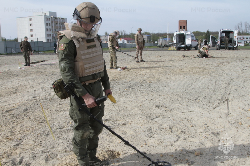 Пиротехники МЧС России убыли на Донбасс для разминирования территорий