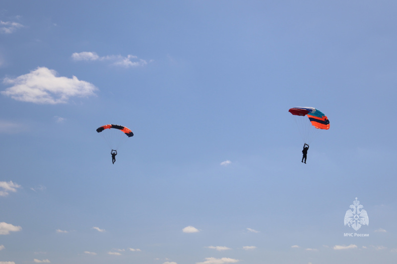 Завершились практические занятия и совместные  тренировки личного состава Центра по совершению прыжков с парашютом