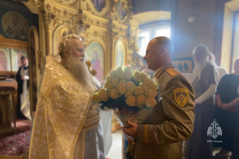 В преддверии праздника Светлой Пасхи начальник Центра поздравил настоятеля Храма Святой Живоначальной Троицы