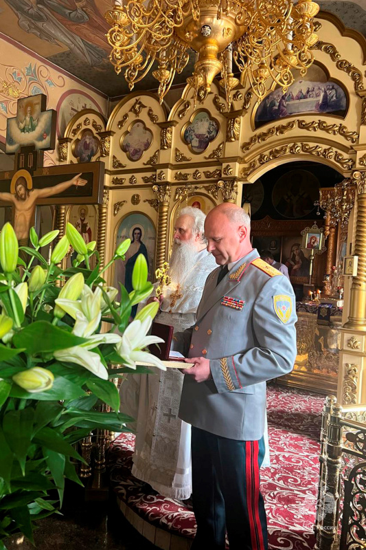 В преддверии праздника Светлой Пасхи начальник Центра поздравил настоятеля Храма Святой Живоначальной Троицы