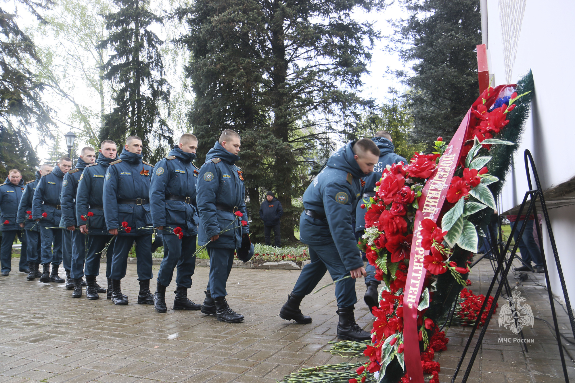 Торжественное возложение цветов и венков к памятнику-монументу ПАВШИМ  ВОИНАМ В ВЕЛИКОЙ ОТЕЧЕСТВЕННОЙ ВОЙНЕ - Новости - ФГКУ «Центр по проведению  спасательных операций особого риска «Лидер»