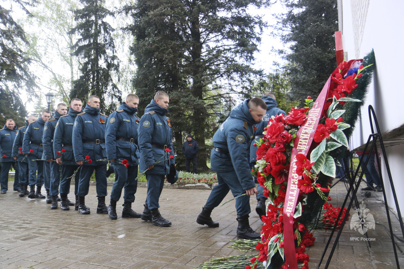 Торжественное возложение цветов и венков к памятнику-монументу  "ПАВШИМ ВОИНАМ В ВЕЛИКОЙ ОТЕЧЕСТВЕННОЙ ВОЙНЕ"