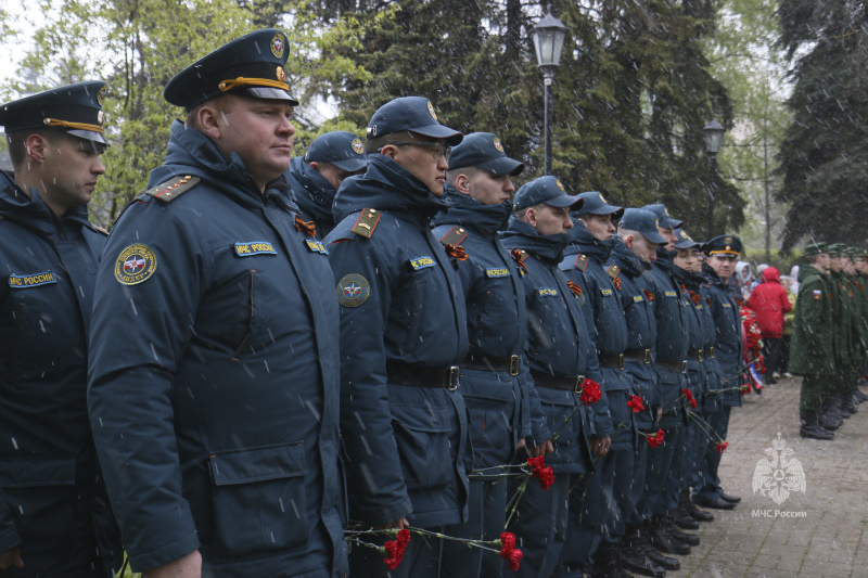 Торжественное возложение цветов и венков к памятнику-монументу  "ПАВШИМ ВОИНАМ В ВЕЛИКОЙ ОТЕЧЕСТВЕННОЙ ВОЙНЕ"