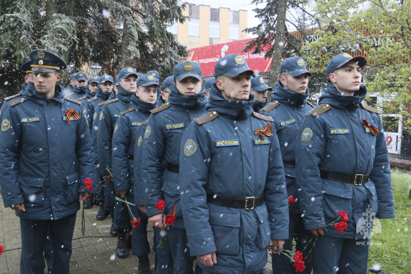 Торжественное возложение цветов и венков к памятнику-монументу  "ПАВШИМ ВОИНАМ В ВЕЛИКОЙ ОТЕЧЕСТВЕННОЙ ВОЙНЕ"