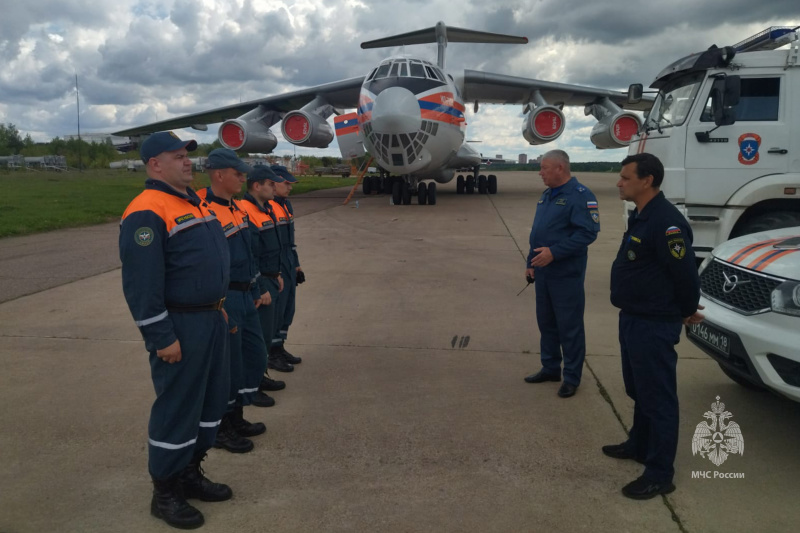 Тренировка по погрузке техники на борт  транспортного самолёта ИЛ-76