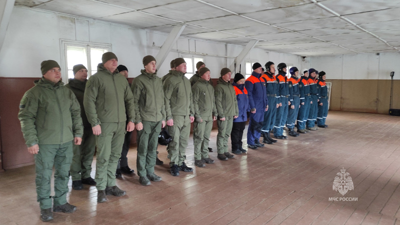 Продолжается проведение практических  занятий и совместных тренировок личного состава Центра по совершению прыжков с парашютом