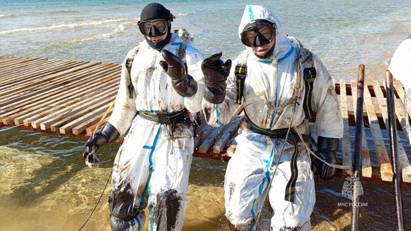 Водолазы Центра выполняют работы по очистке акватории Черного моря от нефтепродуктов