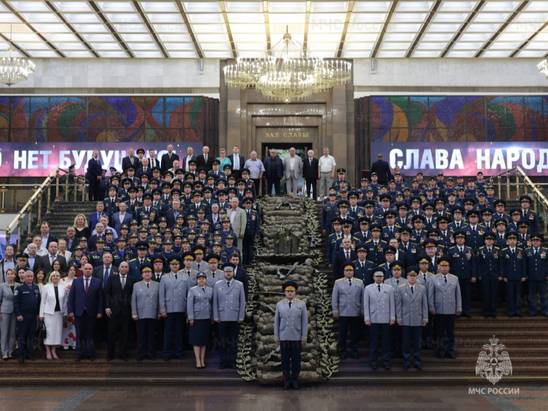 Александр Куренков вручил орден Почета Специальному управлению ФПС № 3 МЧС России и знамя - ВНИИ ГОЧС Александр Куренков вручил орден Почета Специальному управлению ФПС № 3 МЧС России и знамя - ВНИИ ГОЧС