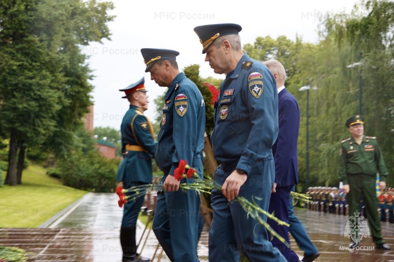 В День памяти и скорби Александр Куренков возложил венок к Могиле Неизвестного Солдата
