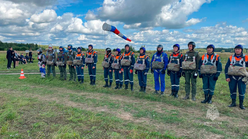 Продолжаются совместные тренировки спасателей и летных экипажей по применению авиационно-спасательных технологий