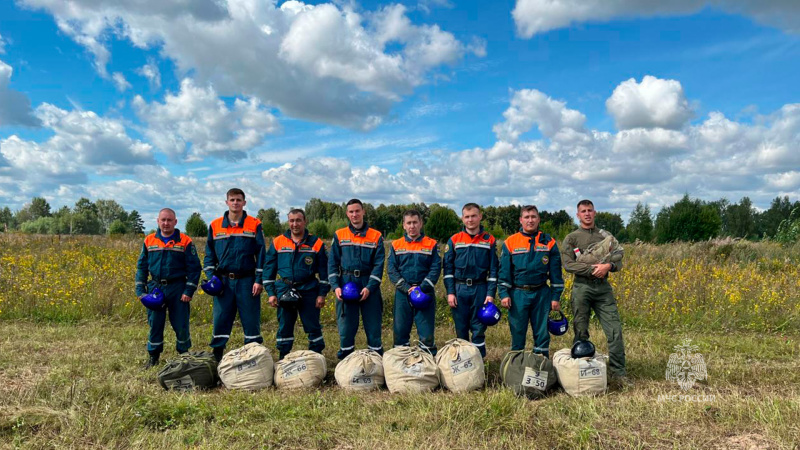 Продолжаются совместные тренировки спасателей и  летных экипажей по применению авиационно-спасательных технологий