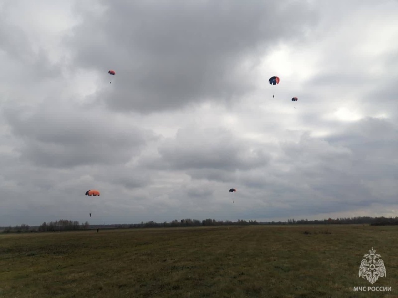 Спасатели-десантники Центра «Лидер» МЧС России тренируются на высоте Спасатели-десантники Центра «Лидер» МЧС России тренируются на высоте