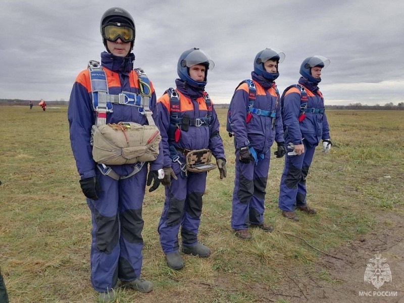 Спасатели-десантники Центра «Лидер» МЧС России тренируются на высоте Спасатели-десантники Центра «Лидер» МЧС России тренируются на высоте