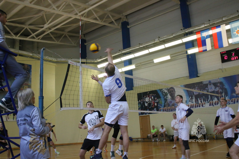 Волейболисты  Центра и  Сбербанка провели товарищеский матч