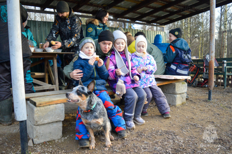 Кинологи из Центра «Лидер» МЧС России провели канистерапию для детей