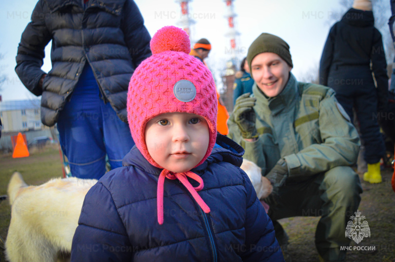 Кинологи из Центра «Лидер» МЧС России провели канистерапию для детей