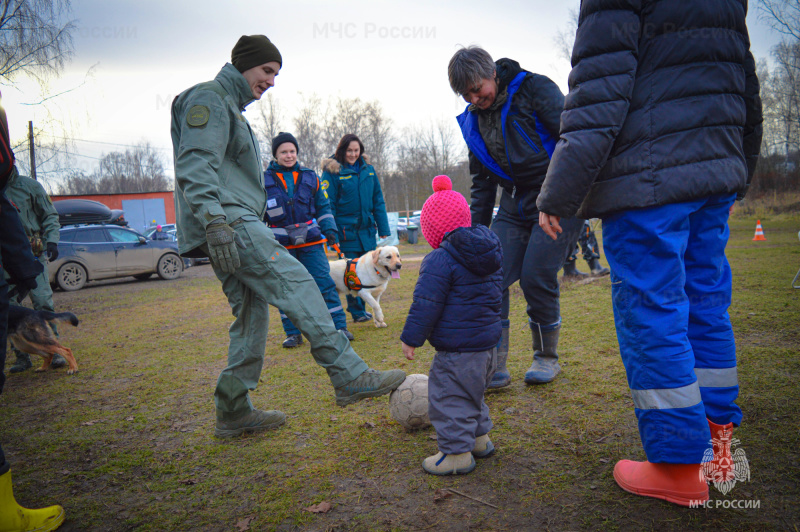 Кинологи из Центра «Лидер» МЧС России провели канистерапию для детей